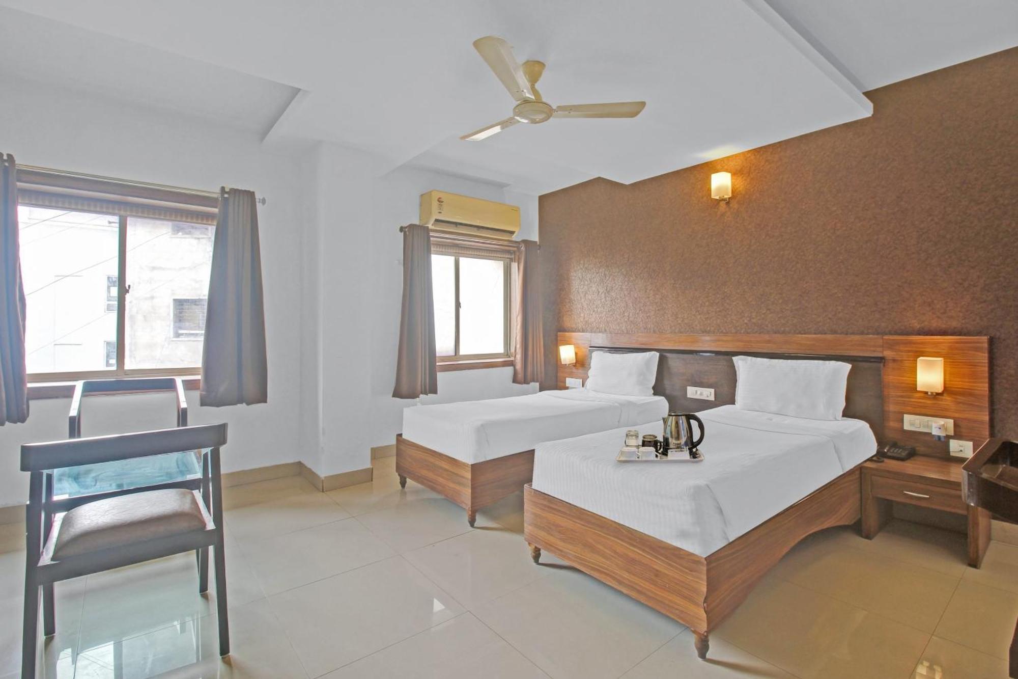 Townhouse Hotel Nera Regency Near Image Hospital Kondapur  Exteriör bild